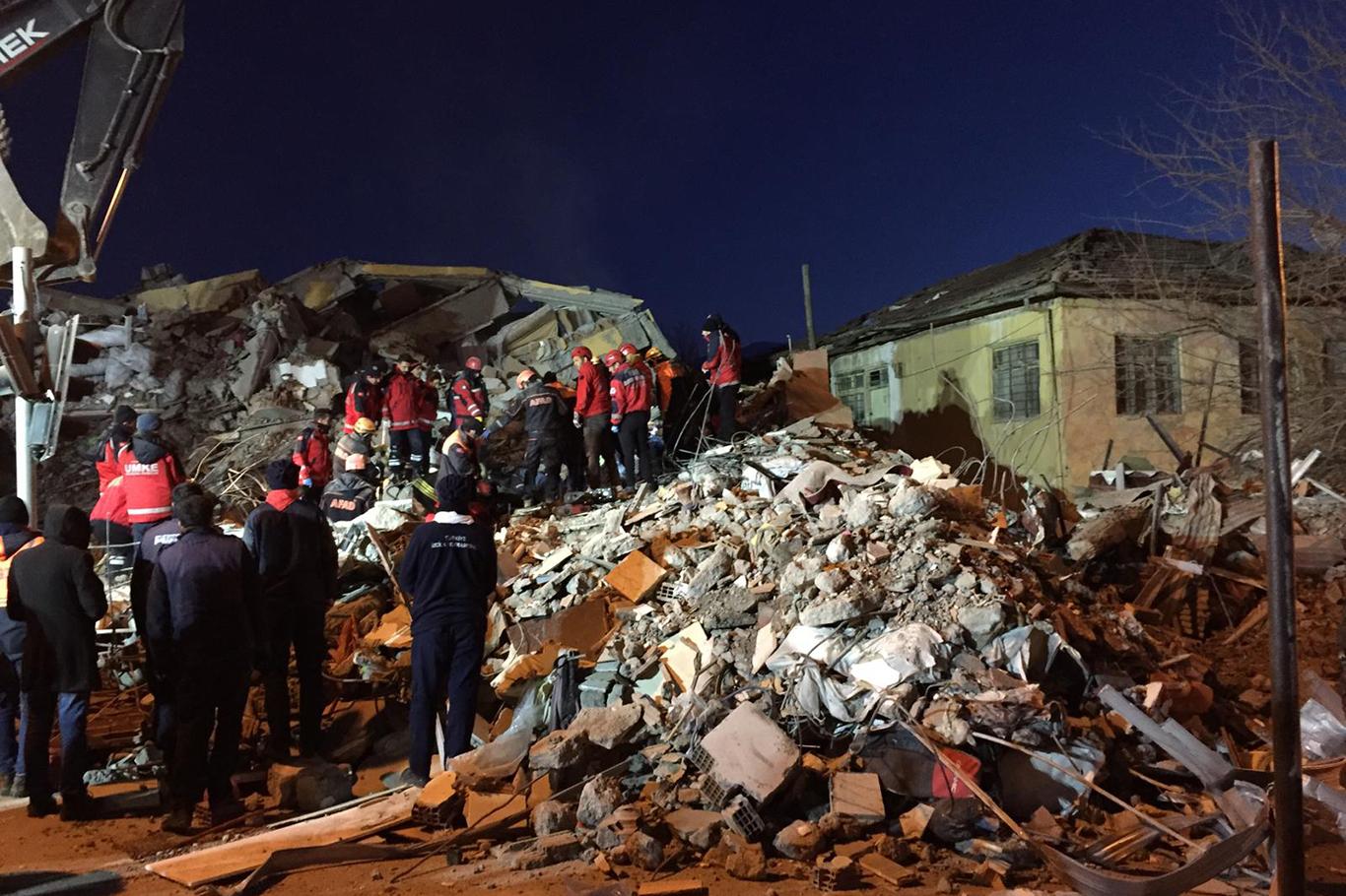 Elâzığ'da 6 aylık hamile bir kadın ve bir çocuk enkazdan sağ olarak kurtarıldı